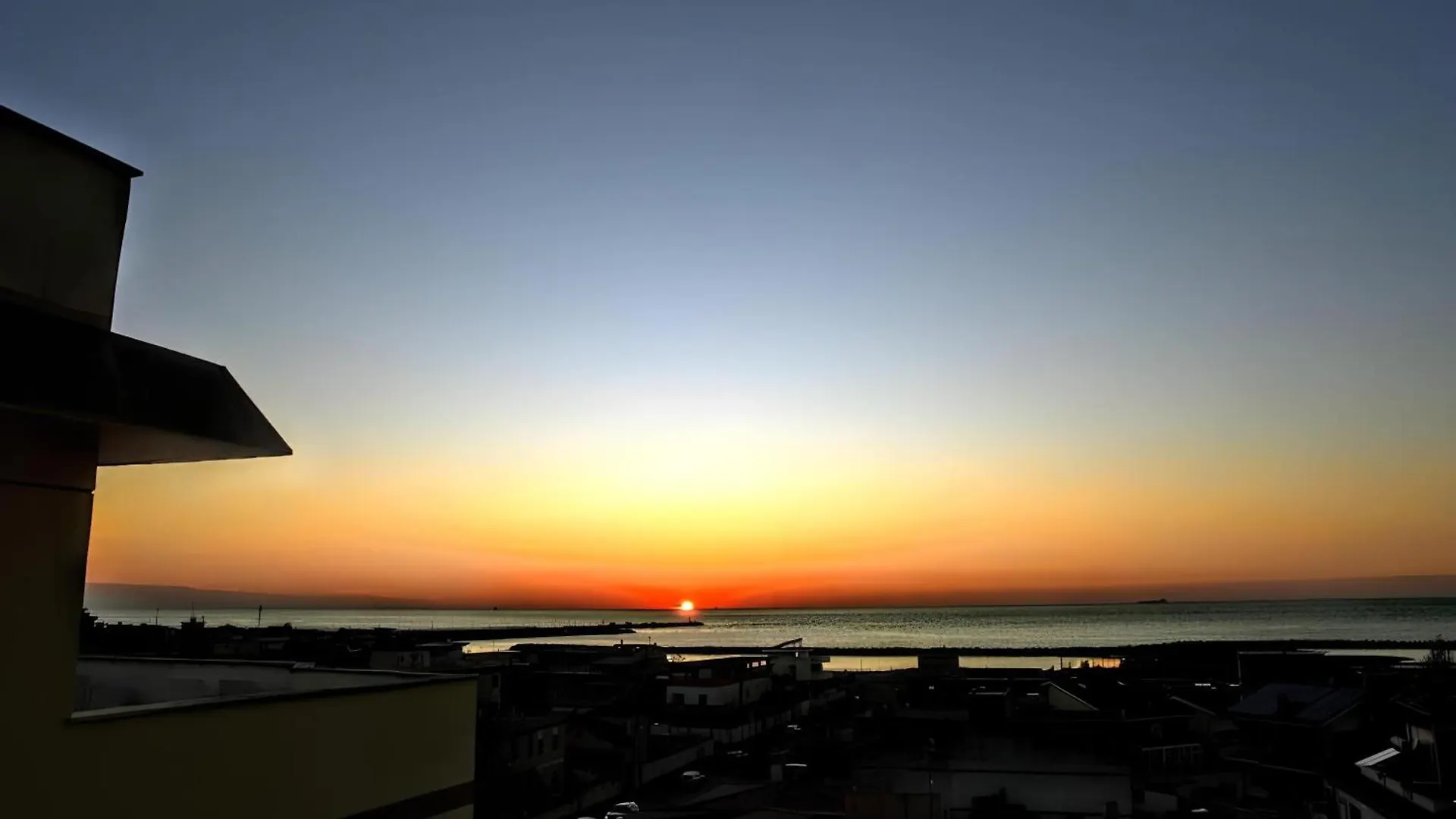 Апартаменты Vuel Sea View House -10 Minutes From The Airport Фьюмичино